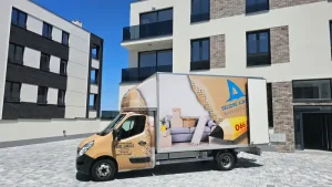 Naš kamion ispred novih zgrada u Beogradu 2026 - photo by Ajkula Selidbe